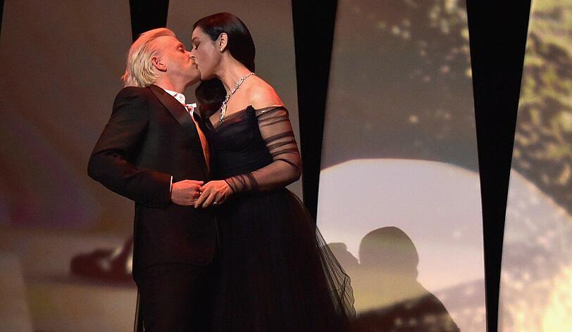 So ein Glückspilz: Der französische Comedian Alex Lutz wird während der Cannes-Eröffnungszeremonie leidenschaftlich von Monica Bellucci geknutscht