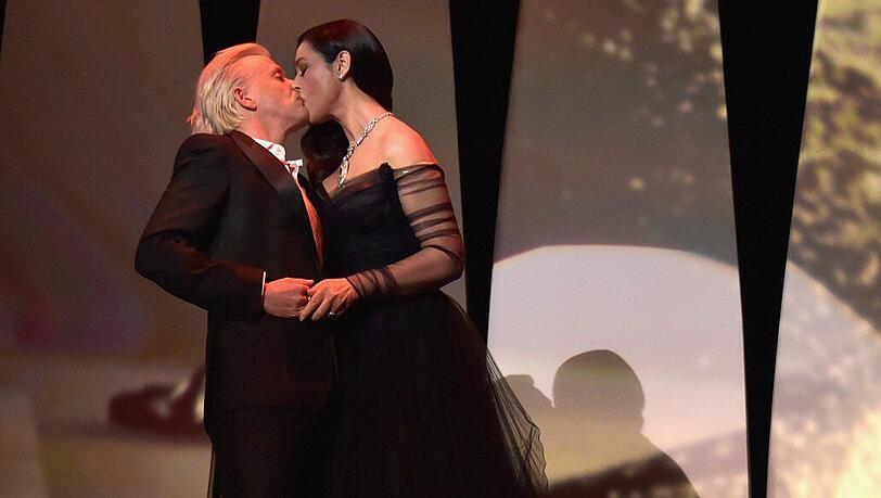 So ein Glückspilz: Der französische Comedian Alex Lutz wird während der Cannes-Eröffnungszeremonie leidenschaftlich von Monica Bellucci geknutscht