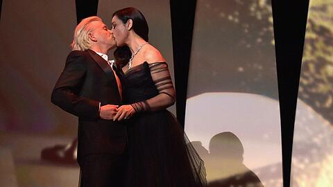So ein Glückspilz: Der französische Comedian Alex Lutz wird während der Cannes-Eröffnungszeremonie leidenschaftlich von Monica Bellucci geknutscht