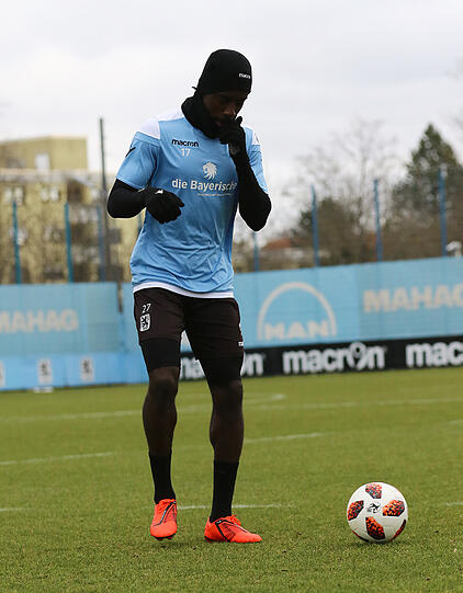 Prince Osei Owusu absolvierte am Montag sein erstes Training beim TSV 1860 - die Bilder!