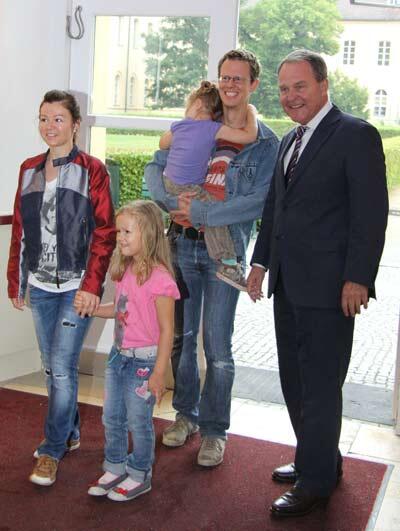 Die fünfmillionsten Besucher und der Minister (r.).