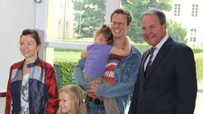 Die fünfmillionsten Besucher und der Minister (r.).