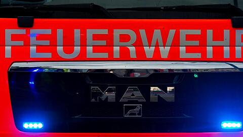 Ein Frontalblick auf einen Einsatzwagen der Feuerwehr. Foto: Mohssen Assanimoghaddam/dpa/Symbolbild
