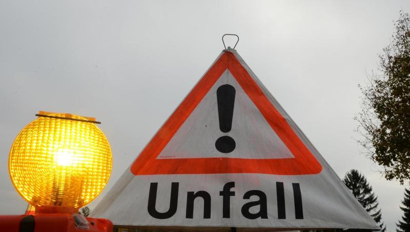 Ein Warndreieck ist an einer Unfallstelle aufgestellt. Foto: Patrick Seeger/dpa/Symbolbild Ein Warndreieck ist an einer Unfallstelle aufgestellt. Foto: Patrick Seeger/dpa/Symbolbild