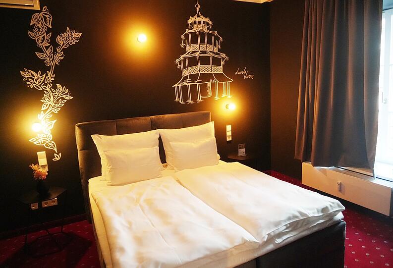 Chinaturm überm Hotelbett: Die Wandgestaltung zu dieser Suite stammt von der Textildesignerin Daniela Viveros Barrera.