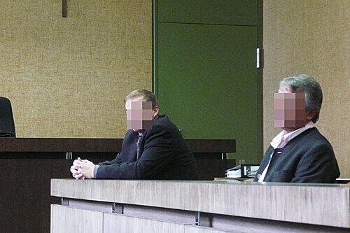 Angeklagt: Der frühere Bankfilialleiter Manuel Sch. (30) und dessen Vater Alexander Sch. (54).