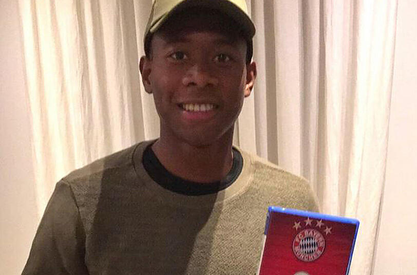 Stolz präsentiert David Alaba sein Videospiel.
