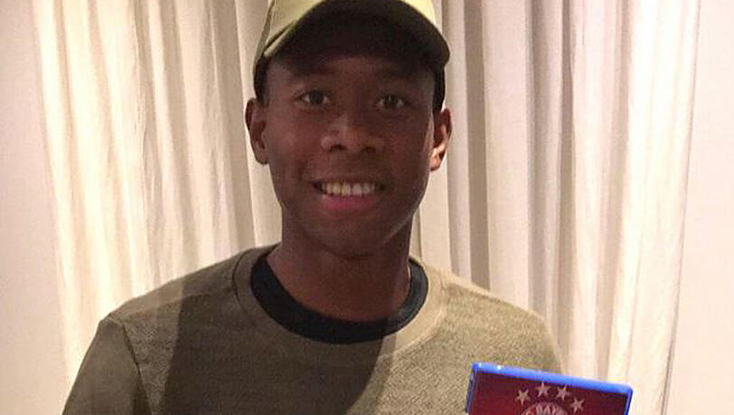 Stolz präsentiert David Alaba sein Videospiel. Stolz präsentiert David Alaba sein Videospiel.