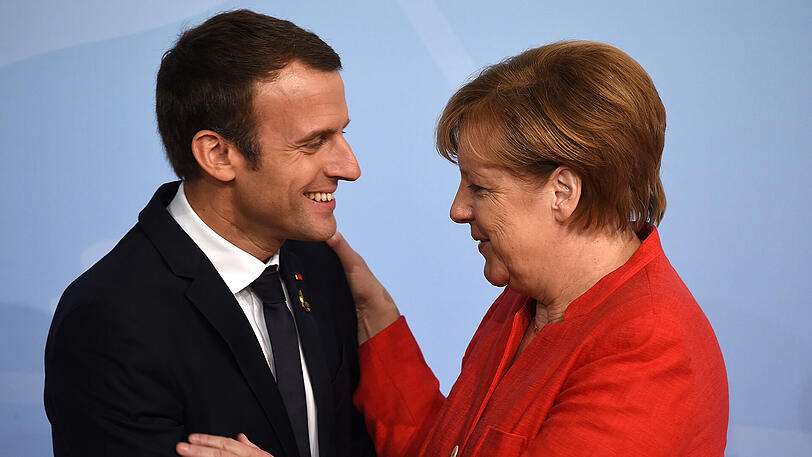 Beraten sich in Paris: Angela Merkel (re.) und Emmanuel Macron.