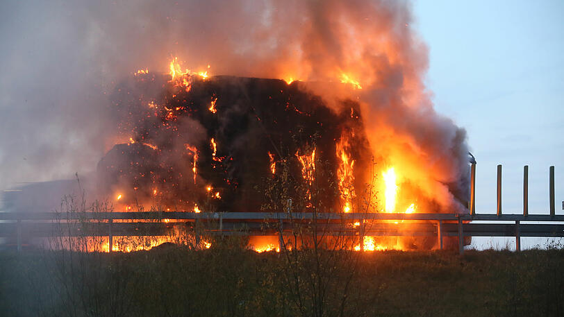 Die Bilder von der A94: Dort brannte ein mit Heuballen beladener Lkw komplett aus.