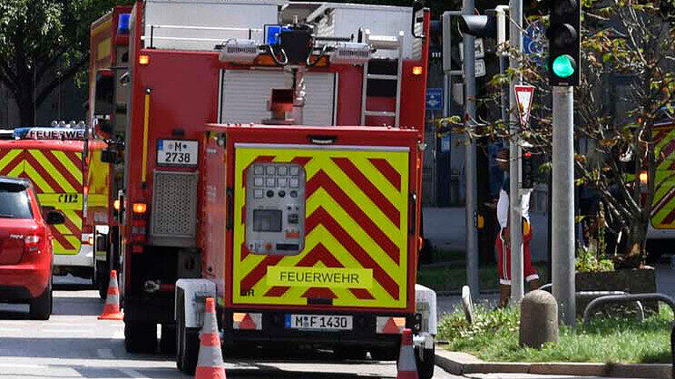 Bis zu 50 Zentimeter hoch steht das Wasser am Dienstag in einem Münchner S-Bahn-Tunnel. Der Zugverkehr ist lahmgelegt, die Feuerwehr ist stundenlang mit Abpumpen beschäftigt. Hunderttausende Menschen sind betroffen.zu den Maßnahmen der Bahn auch die Berufsfeuerwehr mit Pumpen alarmiert.