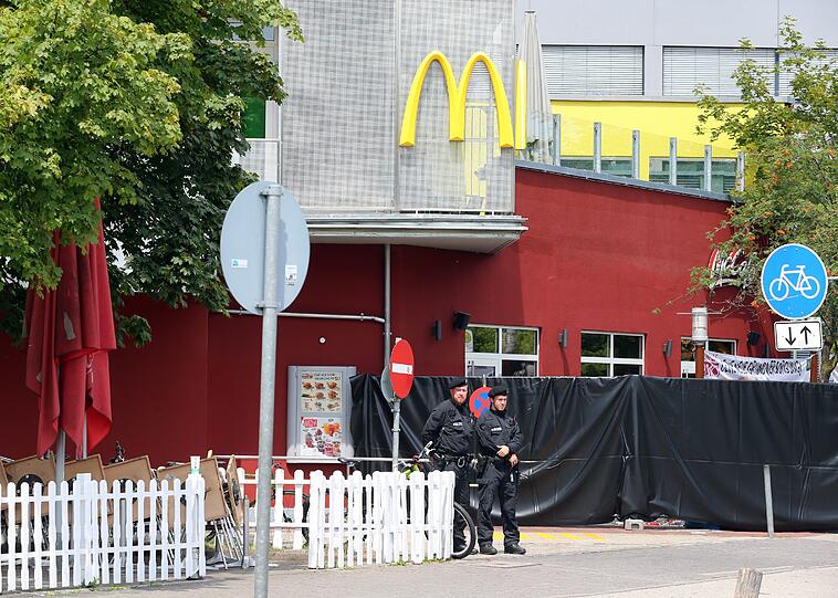 Am Tag nach der Tat patroulliert die Polizei vor der McDonald&rsquo;s-Filiale, in der David Ali S. fünf Menschen erschoss.