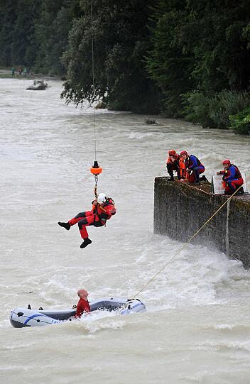 Schiffbruch auf der Isar. Die Bilder von den Rettungseinsätzen.
