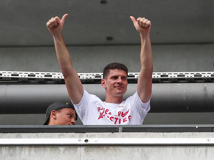Will vor weiteren Schritten erst einmal in Ruhe entspannen: Mario Gomez (r) feiert den Aufstieg des VfB Stuttgart.