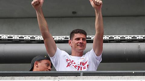 Will vor weiteren Schritten erst einmal in Ruhe entspannen: Mario Gomez (r) feiert den Aufstieg des VfB Stuttgart.
