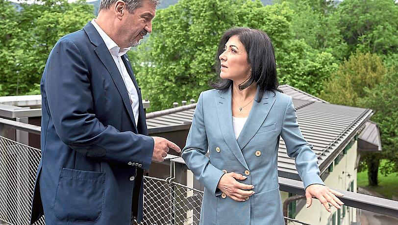 Markus Söder (CSU) mit Bundeswirtschaftsministerin Katherina Reiche (CDU) am Tegernsee. Söder ist erfreut über die Pläne der neuen Wirtschaftsministerin.