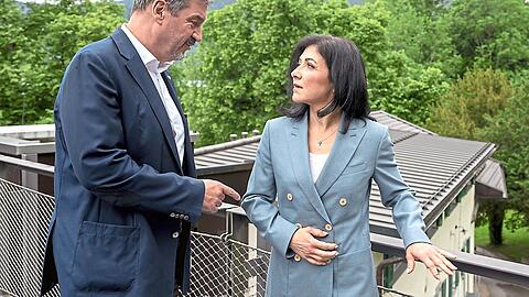 Markus Söder (CSU) mit Bundeswirtschaftsministerin Katherina Reiche (CDU) am Tegernsee. Söder ist erfreut über die Pläne der neuen Wirtschaftsministerin.