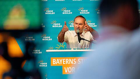 Klare Worte, aber kein euphorischer Applaus: Freie-W&auml;hler-Chef Aiwanger kann derzeit dennoch mit der Lage seiner Partei in Bayern zufrieden sein.