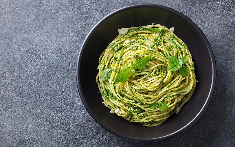 Nudeln sind ein wahres Allround-Talent. Ob mit Tomatensauce, Pesto oder mit Knoblauch und Öl - der Klassiker kann so einfach und vielseitig sein. Nudeln sind ein wahres Allround-Talent. Ob mit Tomatensauce, Pesto oder mit Knoblauch und Öl - der Klassiker kann so einfach und vielseitig sein.