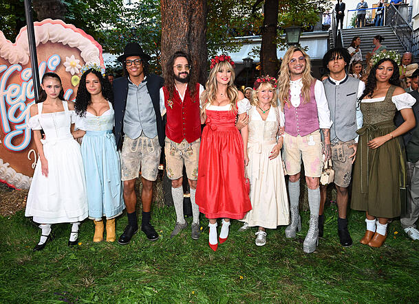 Heidi Klum (im roten Dirndl) im vergangenen Jahr beim "HeidiFest" an der Seite ihrer Familie. Heidi Klum (im roten Dirndl) im vergangenen Jahr beim "HeidiFest" an der Seite ihrer Familie.