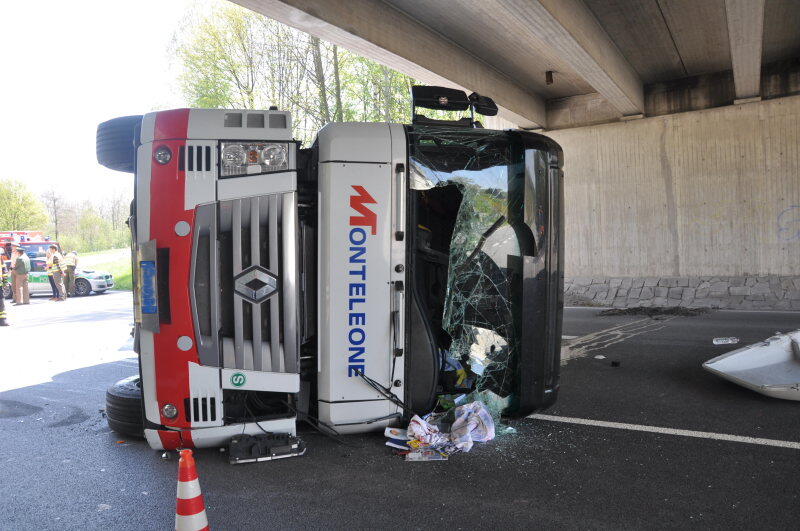 Auf der B 12 bei Simbach kippte ein Lkw um.