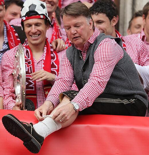 Er war kein Leisetreter beim FC Bayern: Al "Feierbiest" tanzte er mit OB Christian Ude auf dem Rathausbalkon und machte auch in der Lederhose eine anshehnliche Figur. Jetzt wird Louis van Gaal 60. Hier gibt's nochmal seine besten Bilder beim FC Bayern.