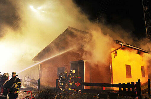 Vom Dachstuhl aus greift das Feuer in Egmaing aus das gesamte Einfamilienhaus über: Die Bewohner, ein Rentnerehepaar, konnnten mit Rauchgasvergiftung gerettet werden.