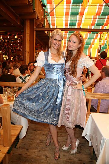 Natascha Grün und Barbara Meier im Schützenzelt