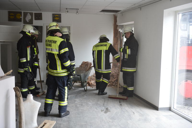 In Seebruck ist ein Linienbus in ein Haus gekracht - die Bilder vom Unfall.