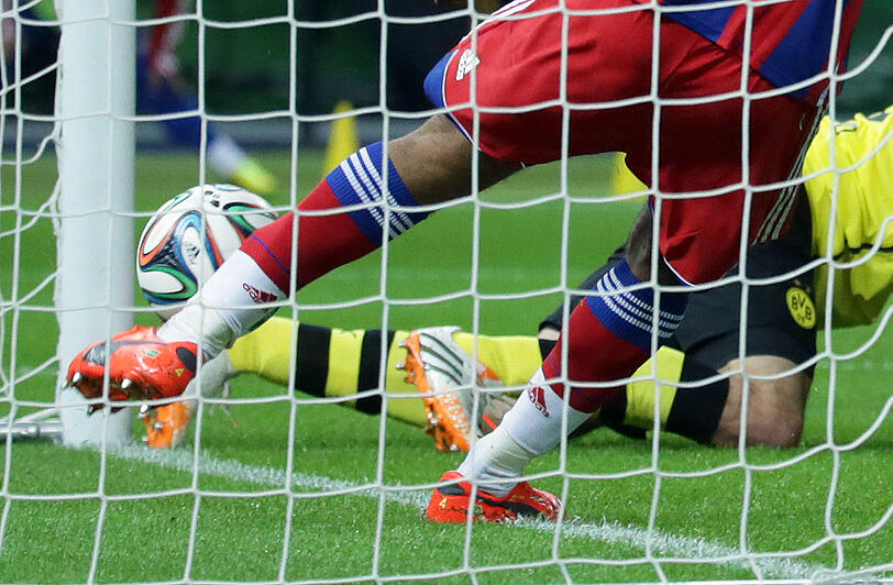 17. Mai 2014: Borussia Dortmund - FC Bayern München 0:2 n.V.

Arjen Robben schlüpft wie ein Jahr zuvor im Champions-League-Endspiel in die Rolle des Finalhelden. Sein 1:0 ebnet den Weg zum erneuten Double. Bitter für Dortmund: Ein Kopfball von Mats Hummels in der regulären Spielzeit war hinter der Linie, doch das Tor zählte nicht.