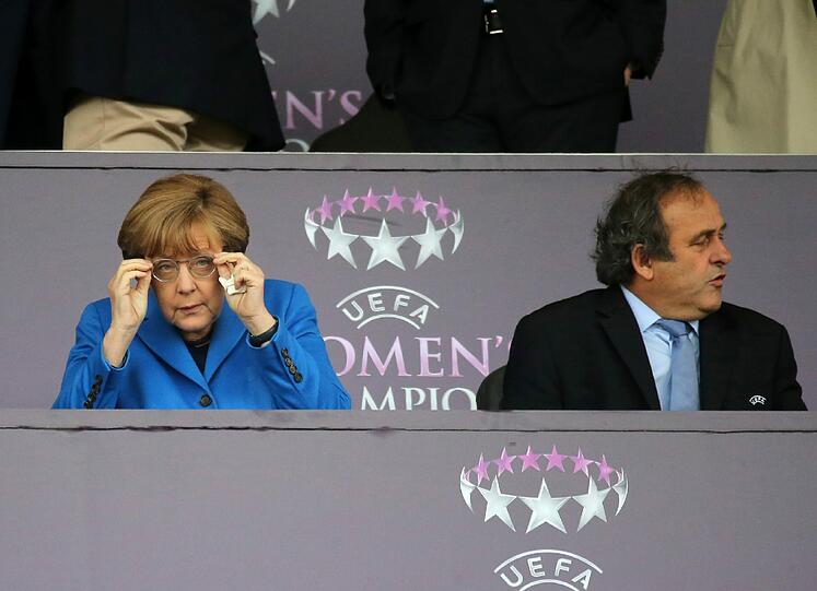 Brille auf - und los geht's: Angela Merkel (links) neben Michel Platini.