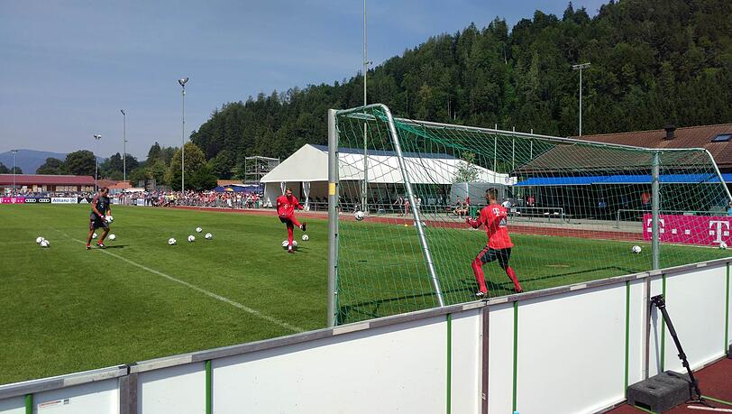 Manuel Neuer schießt Sven Ulreich die Bälle um die Ohren. Manuel Neuer schießt Sven Ulreich die Bälle um die Ohren.