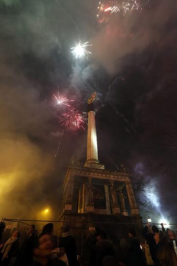 Happy New Year 2014! München feiert Silvester. Hier gibt's die Bilder vom Feuerwerk und von der Party am Friedensengel.