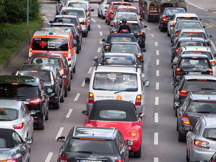 Stau in Stuttgart. Der Verkehr gehört zu den größten Klimakillern, auch in Deutschland.