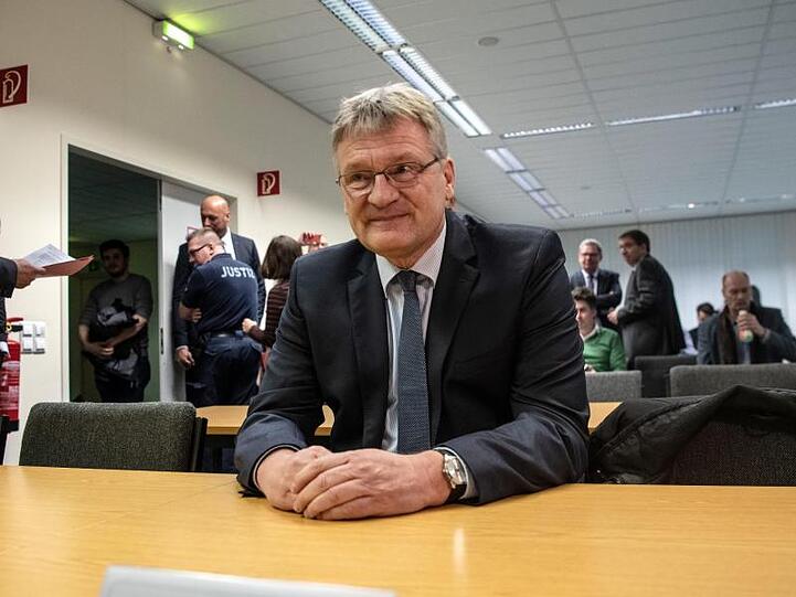 AfD-Chef Jörg Meuthen wartet auf den Beginn der Verhandlung über mutmaßlich unzulässige Spenden an seine Partei.