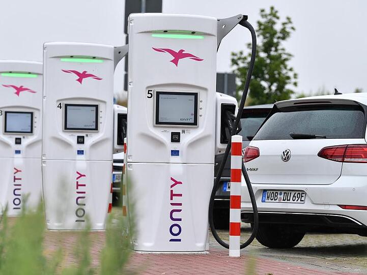 Ein flächendeckendes Ladenetz gilt als Voraussetzung für den Durchbruch von E-Autos auf dem Massenmarkt.