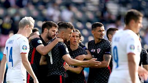 Ivan Perisic (3.v.l) freut sich mit seinen Teamkollegen über den Treffer zum 1:1-Ausgleich.
