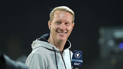 St. Paulis Trainer Timo Schultz gibt vor einem Spiel ein Interview.