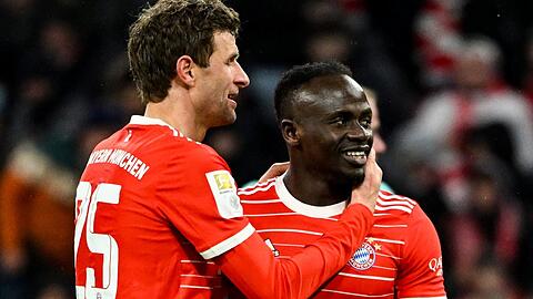 Gegen PSG in der Rolle des Jokers: Sadio Mané (rechts), hier mit Thomas Müller. (Archivbild)