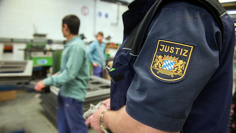 In Bayerns Gefängnissen herrscht für die meisten Häftlinge eine Arbeitspflicht, die Stundenlöhne sind aber im Vergleich zu normalen Jobs niedrig. (Archivbild)