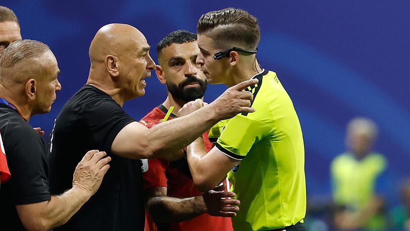 Hossam Hassan (M) war nach dem Achtelfinal-Aus in Rage. (Archivbild)