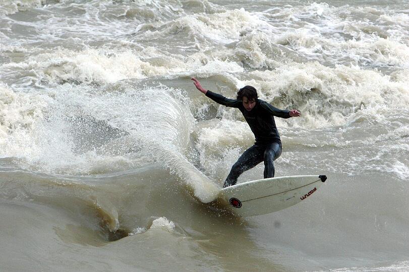 Schön wär?s: Surfen ist an der Floßlände zurzeit nicht möglich. Schuld sind, das behaupten zumindest die Surfer, die Stadtwerke.