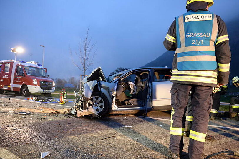 Ein Audi-Fahrer geriet auf der Bundesstraße bei Marquartstein auf die Gegenfahrbahn. Es kam zum Frontalzusammenstoß.