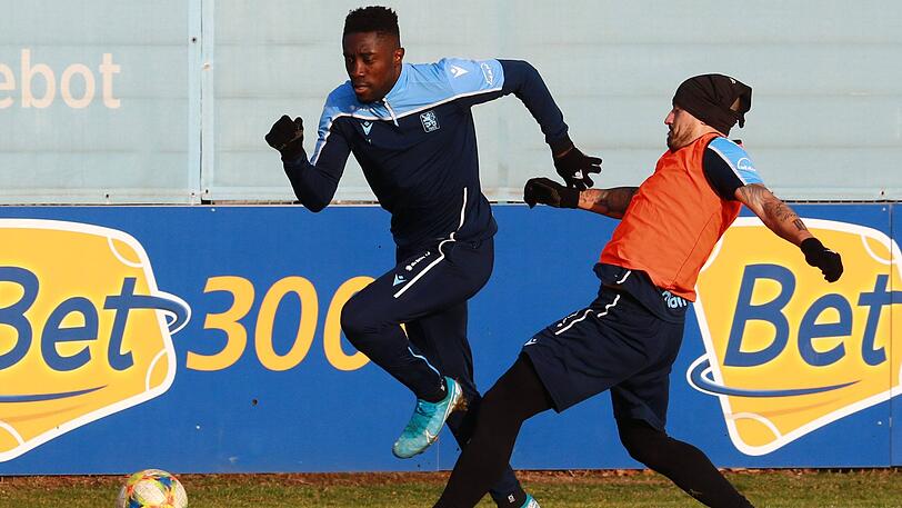 Sie sind Köllners Sorgenkinder: Prince Owusu (links) und Timo Gebhart im 1860-Training.