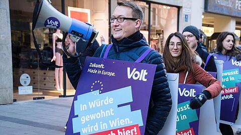 Felix Spoll bei einer Aktion von Volt in der Innenstadt. Er sitzt künftig im Rathaus &ndash; seine Mitstreiter bleiben draußen.