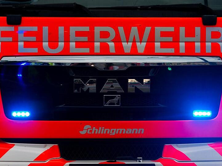 Ein Blick auf einen Einsatzwagen der Feuerwehr. Foto: Mohssen Assanimoghaddam/dpa/Symbolbild