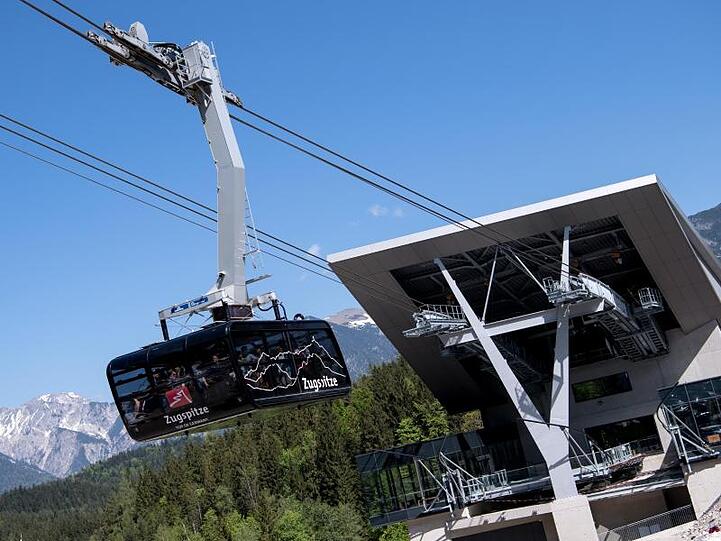 Eine Gondel der Zugspitzbahn verlässt die Talstation Richtung Gipfel. Foto: Sven Hoppe/dpa/Archivbild