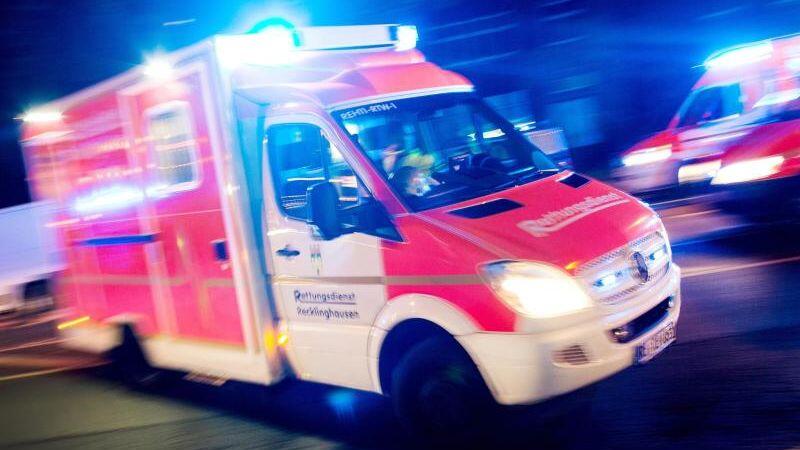 Ein Rettungswagen fährt mit Blaulicht durch eine Straße. F. Foto: Marcel Kusch/dpa