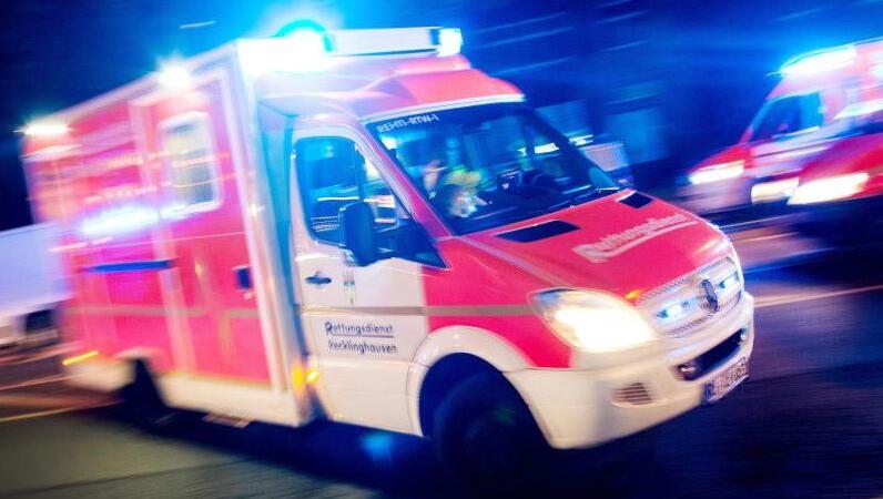 Ein Rettungswagen fährt mit Blaulicht durch eine Straße. F. Foto: Marcel Kusch/dpa Ein Rettungswagen fährt mit Blaulicht durch eine Straße. F. Foto: Marcel Kusch/dpa