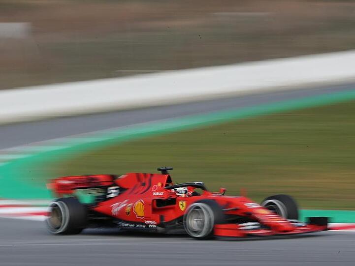 Ferrari-Pilot Sebastian Vettel in seinem neuen Ferrari SF90 in Barcelona.